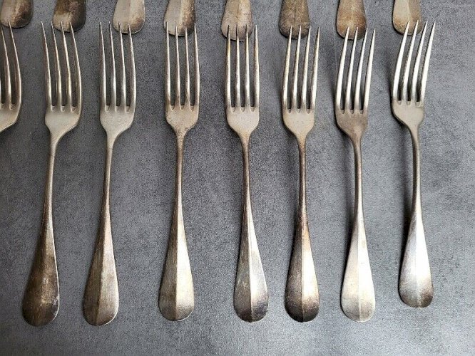 MENAGERE DE 24 PIECES SOMRAUL 12 GROSSES CUILLERES ET 12 FOURCHETTES