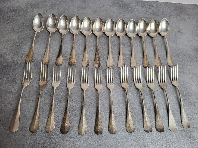 MENAGERE DE 24 PIECES SOMRAUL 12 GROSSES CUILLERES ET 12 FOURCHETTES