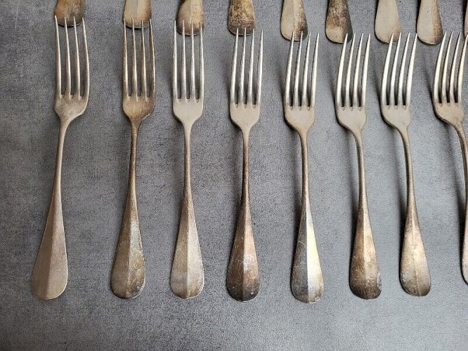 MENAGERE DE 24 PIECES SOMRAUL 12 GROSSES CUILLERES ET 12 FOURCHETTES