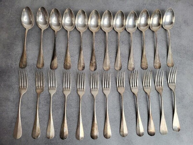 MENAGERE DE 24 PIECES SOMRAUL 12 GROSSES CUILLERES ET 12 FOURCHETTES