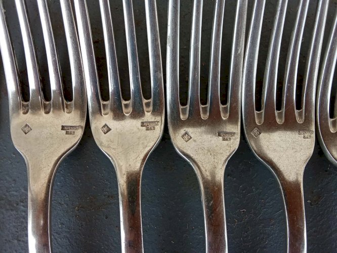 Ménagère de 36 pièces en métal argenté – Orfèvres Argental 