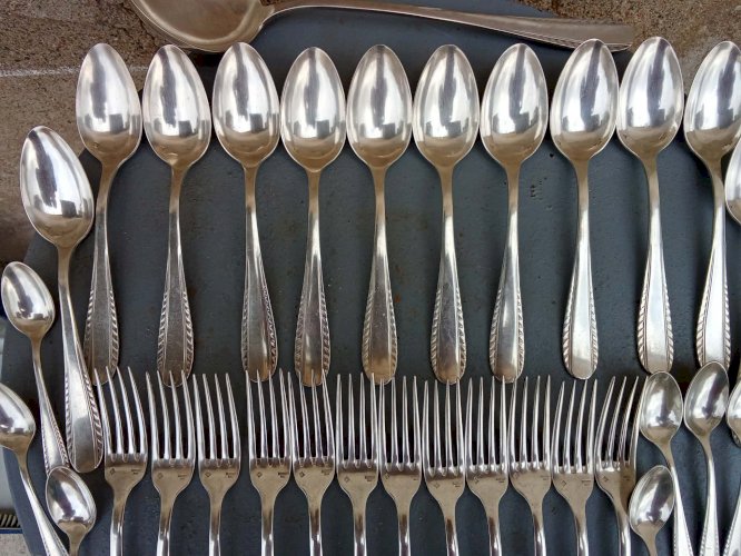 Ménagère de 36 pièces en métal argenté – Orfèvres Argental 