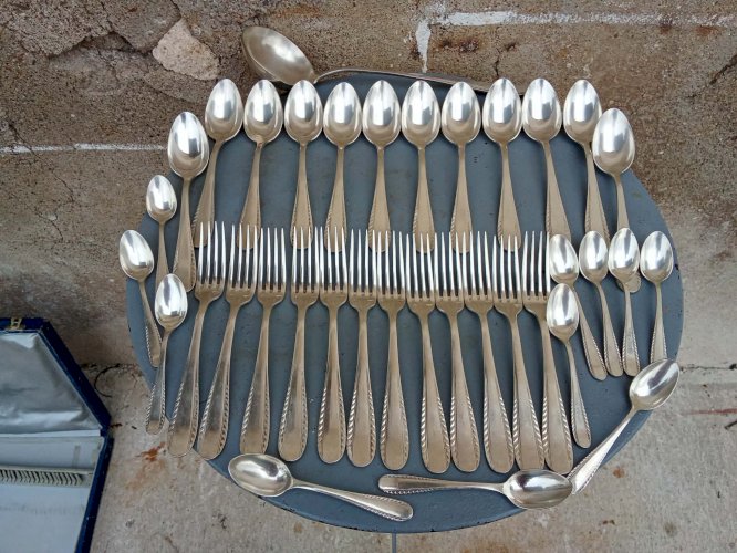 Ménagère de 36 pièces en métal argenté – Orfèvres Argental 