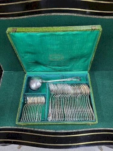 MENAGERE DE 37 PIECES EN METAL BLANC EN COFFRET
