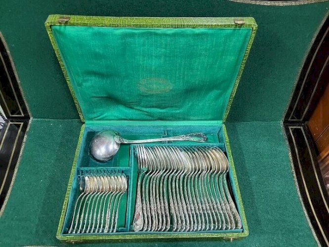 MENAGERE DE 37 PIECES EN METAL BLANC EN COFFRET