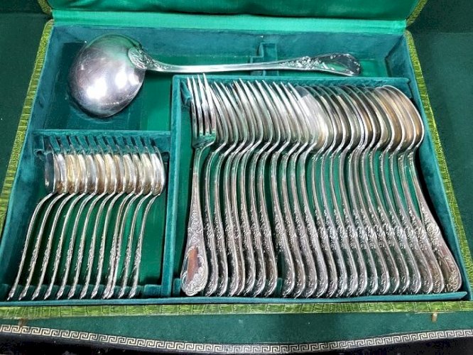 MENAGERE DE 37 PIECES EN METAL BLANC EN COFFRET