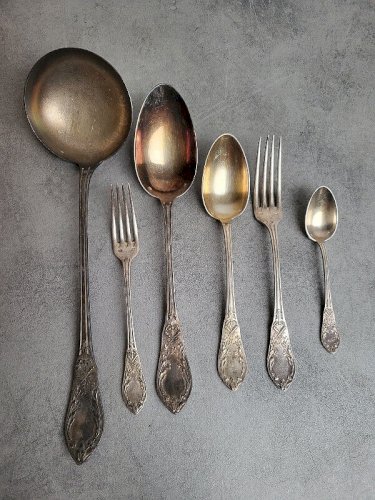 MENAGERE DE 39 PIECES STYLE LOUIS XVI EN METAL ALLIAGE BLANC