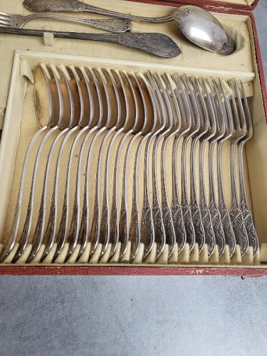 MENAGERE DE 39 PIECES STYLE LOUIS XVI EN METAL ALLIAGE BLANC