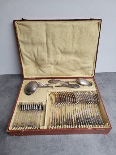MENAGERE DE 39 PIECES STYLE LOUIS XVI EN METAL ALLIAGE BLANC