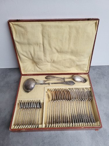 MENAGERE DE 39 PIECES STYLE LOUIS XVI EN METAL ALLIAGE BLANC