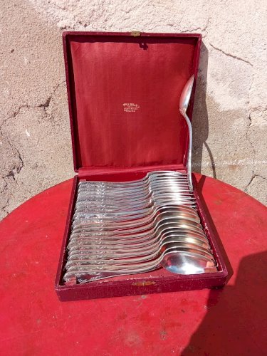 Ménagère de douze fourchettes et douze cuillères à soupe en métal argenté