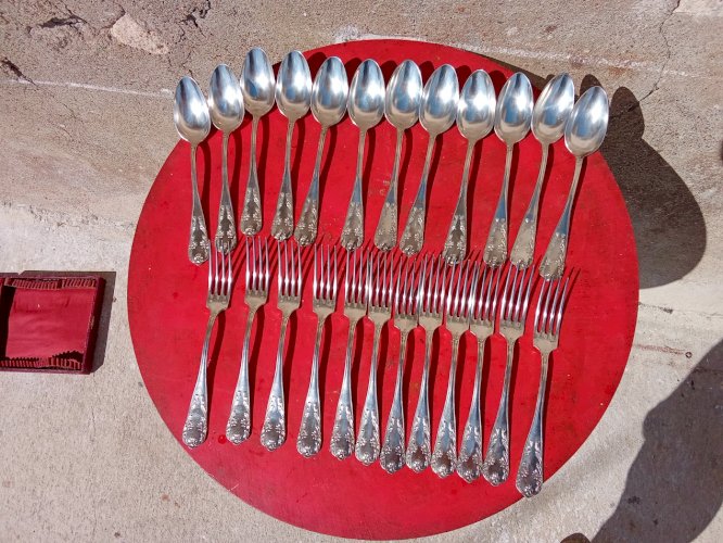 Ménagère de douze fourchettes et douze cuillères à soupe en métal argenté