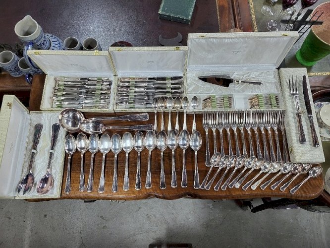 MENAGERE DE TABLE EN METAL ARGENTE 85 PIECES