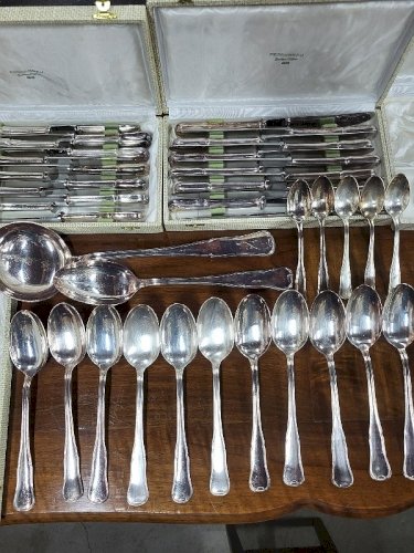 MENAGERE DE TABLE EN METAL ARGENTE 85 PIECES