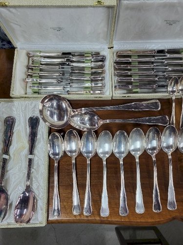MENAGERE DE TABLE EN METAL ARGENTE 85 PIECES