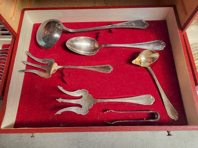 MENAGERE EN COFFRET AVEC 4 TIROIRS DE 116 PIECES SAINT MEDARD