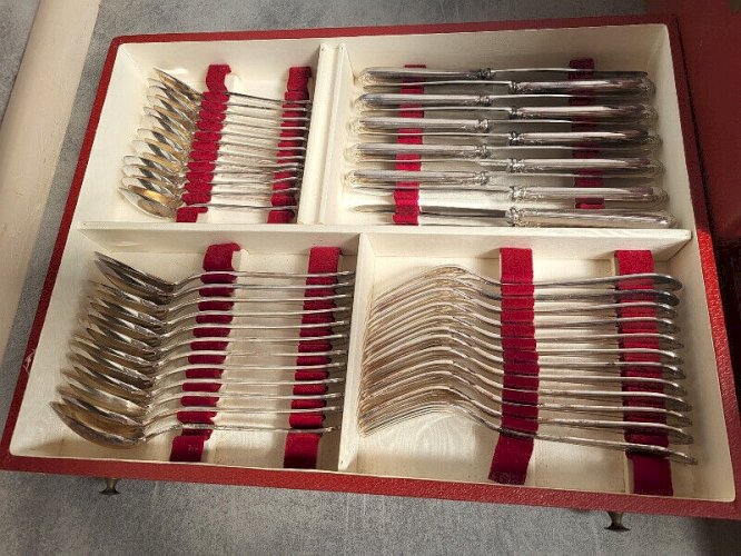 MENAGERE EN COFFRET AVEC 4 TIROIRS DE 116 PIECES SAINT MEDARD