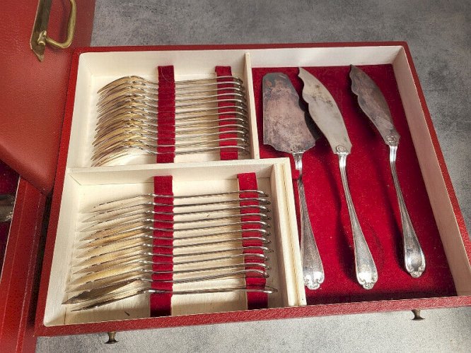 MENAGERE EN COFFRET AVEC 4 TIROIRS DE 116 PIECES SAINT MEDARD