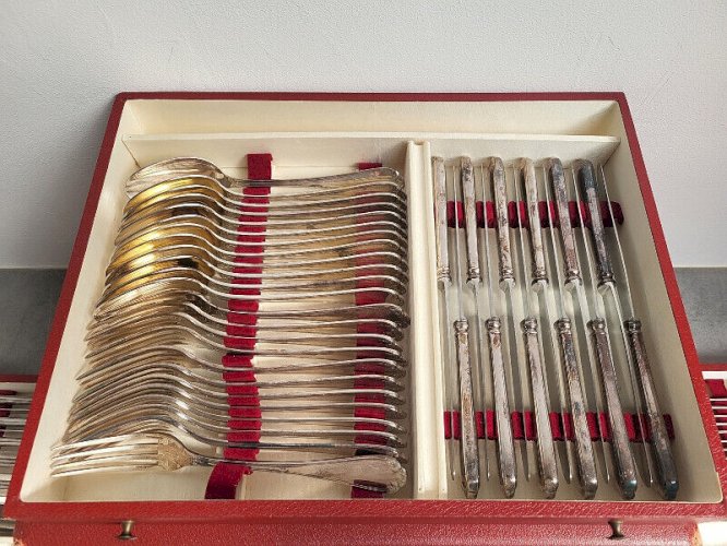MENAGERE EN COFFRET AVEC 4 TIROIRS DE 116 PIECES SAINT MEDARD