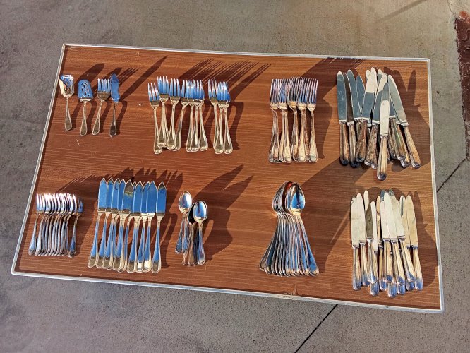 ménagère en métal argenté 98 pièces 