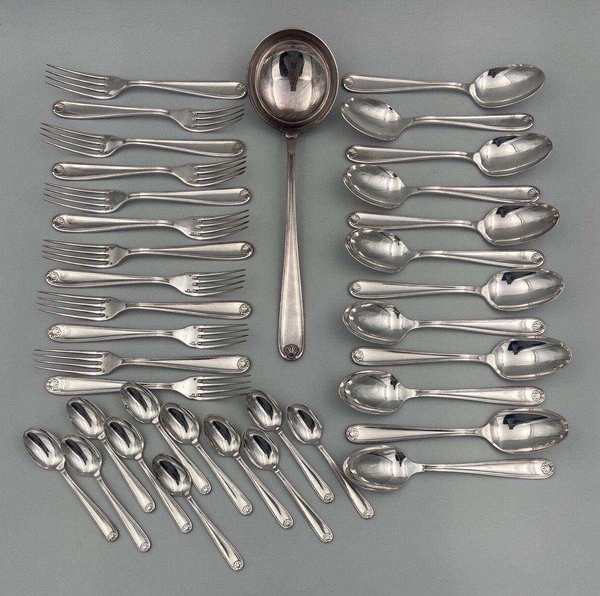 CHRISTOFLE : Ménagère, métal argenté, à décor de coquilles comprenant : 18 couteaux