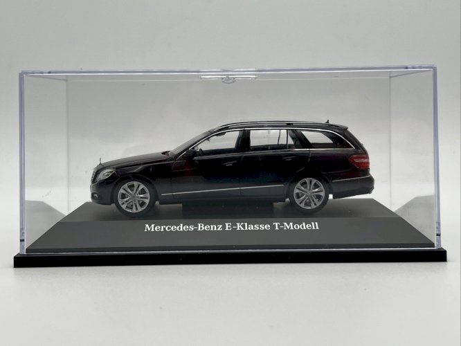 Mercedes-Benz E Klasse T- Modell  1/43 Schuco