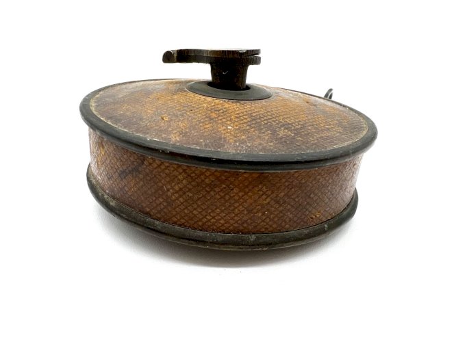 Mètre ruban tailleur XIXe – outil d’artisan – bobine bois ancienne