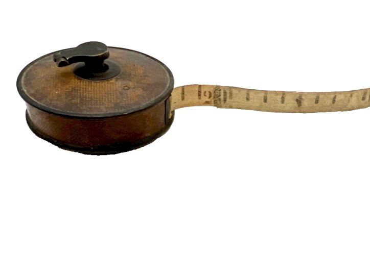 Mètre ruban tailleur XIXe – outil d’artisan – bobine bois ancienne