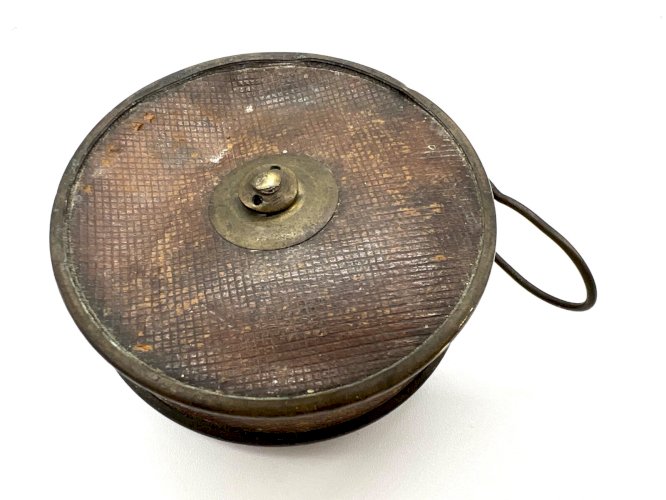 Mètre ruban tailleur XIXe – outil d’artisan – bobine bois ancienne