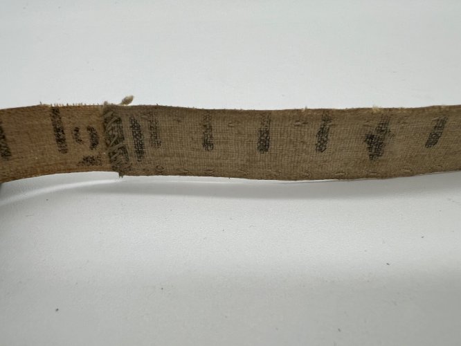 Mètre ruban tailleur XIXe – outil d’artisan – bobine bois ancienne