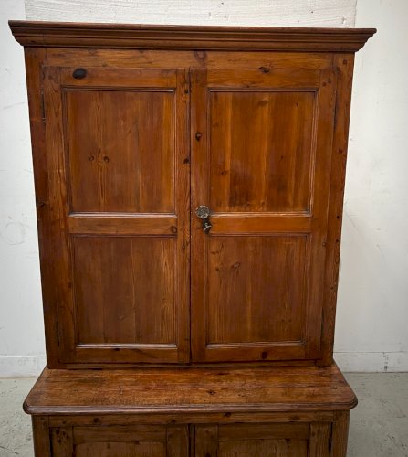 Meuble de bureau en deux corps en sapin massif  du XX siècle