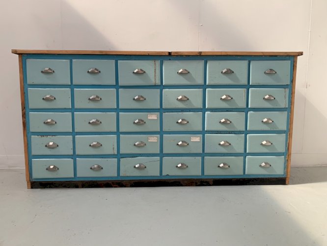 Meuble de rangement a 30 tiroirs en sapin patiné XX siècle