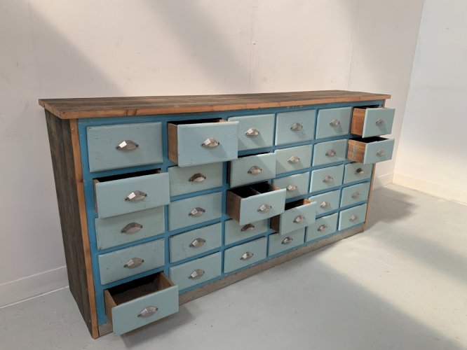 Meuble de rangement a 30 tiroirs en sapin patiné XX siècle