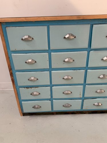 Meuble de rangement a 30 tiroirs en sapin patiné XX siècle