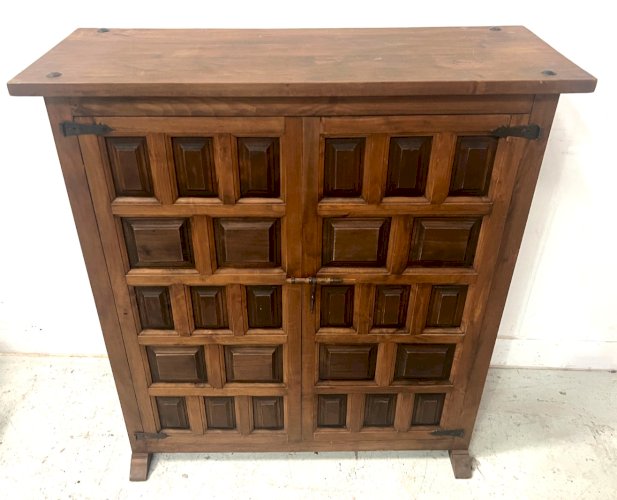 Meuble de style rennaissance a deux portes XX siècle