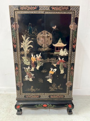Meuble d'entre deux a deux portes a décor d'Asie XX siècle