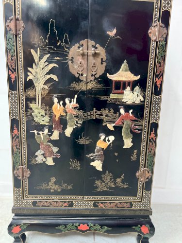 Meuble d'entre deux a deux portes a décor d'Asie XX siècle