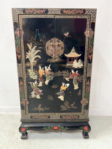 Meuble d'entre deux a deux portes a décor d'Asie XX siècle
