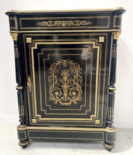 Meuble Napoléon III a une porte en bois noir et marquetrie de laiton XIX siècle