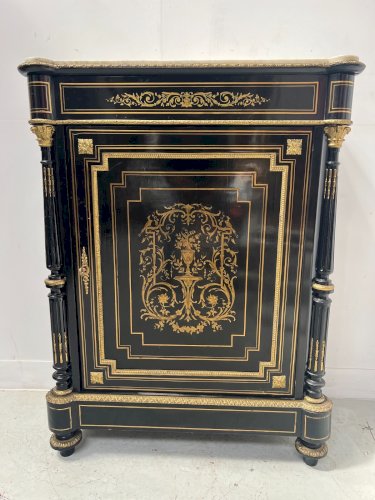 Meuble Napoléon III a une porte en bois noir et marquetrie de laiton XIX siècle