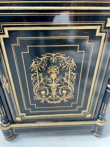 Meuble Napoléon III a une porte en bois noir et marquetrie de laiton XIX siècle