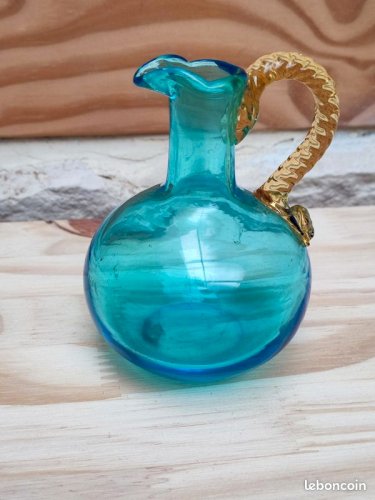 Mini carafe en verre travail de la premiere partie du 20 eme siecle en bon etat