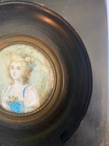 Miniature ancienne signée, cadre en bois noirci, "La Marquise de Breuil".