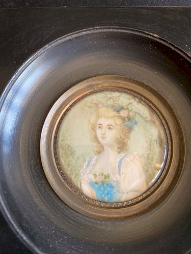 Miniature ancienne signée, cadre en bois noirci, "La Marquise de Breuil".