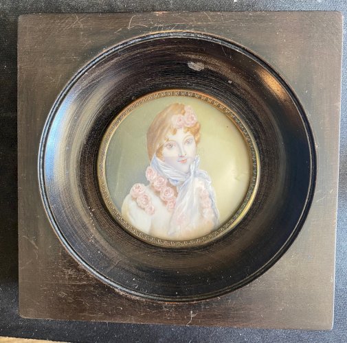 Miniature ancienne signée, " Une élégante", cadre en bois noirci. 12x12