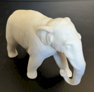 miniature  Éléphant en Biscuit porcelaine collection vintage