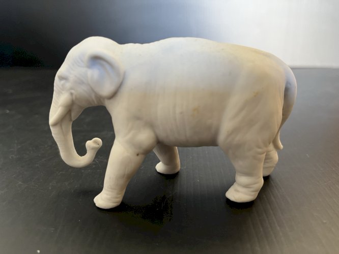 miniature  Éléphant en Biscuit porcelaine collection vintage