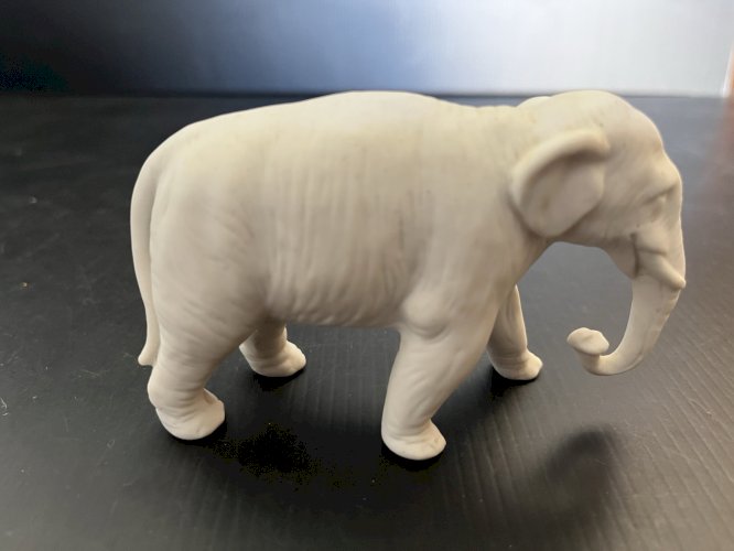 miniature  Éléphant en Biscuit porcelaine collection vintage