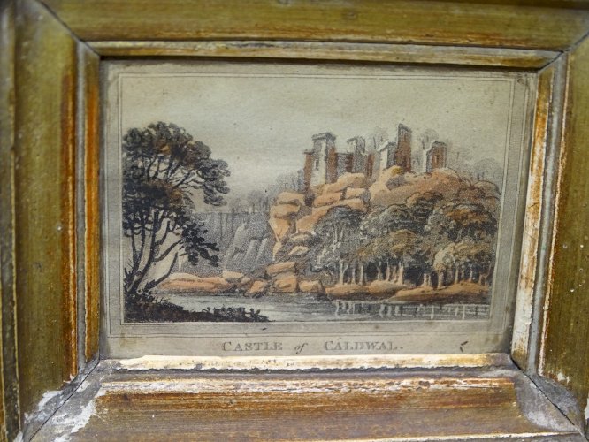 -MINIATURE ENCADREE GRAVURE CASTLE OF CALDWAL SOUS VERRE CADRE BOIS DORE  D