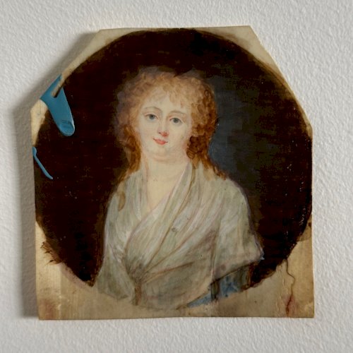 Miniature exécutée à la main jeune femme du XVIIIe à la chevelure rousse A5625